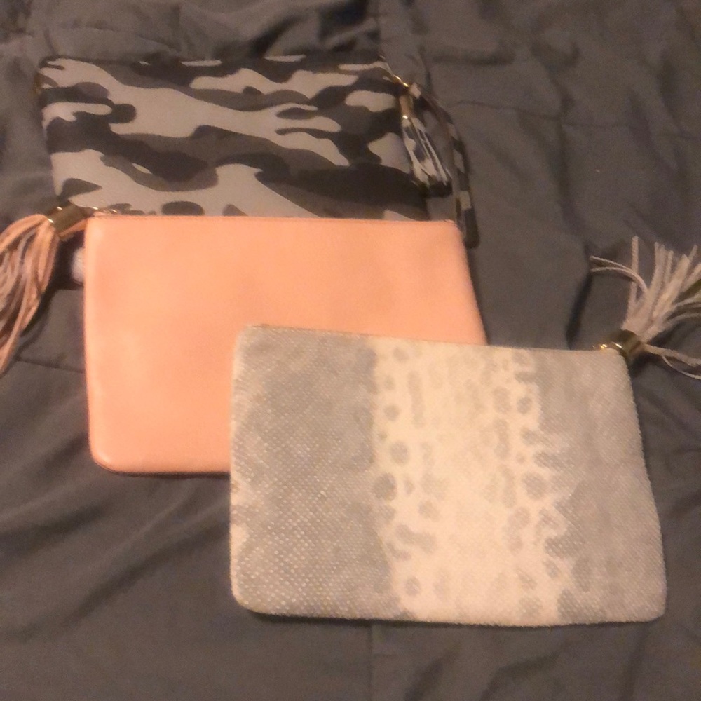 This auction is for the snakeskin GILI. Clutch